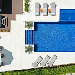 villa-pino.hotelinzadar.com/